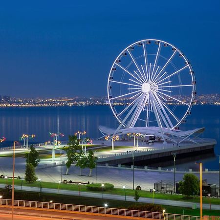 Sheraton Baku Intourist Eksteriør billede The Ferris wheel at the park
