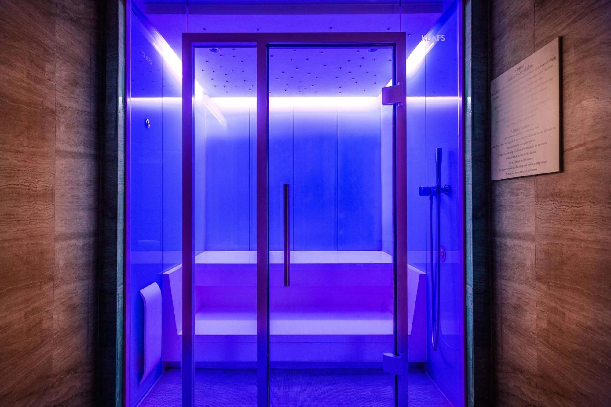 Sheraton Baku Intourist Eksteriør billede A blue light spa