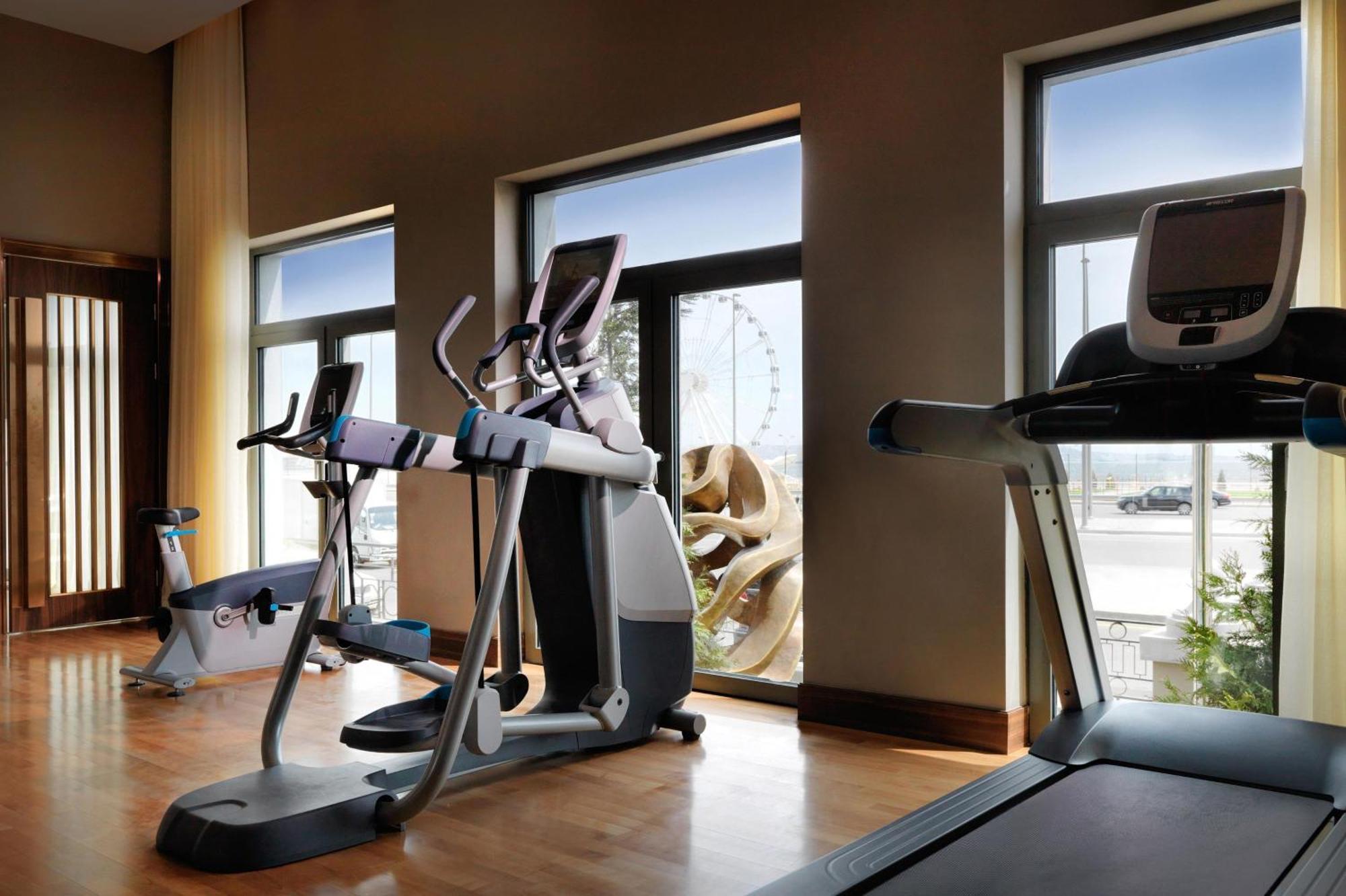 Sheraton Baku Intourist Eksteriør billede A typical gym