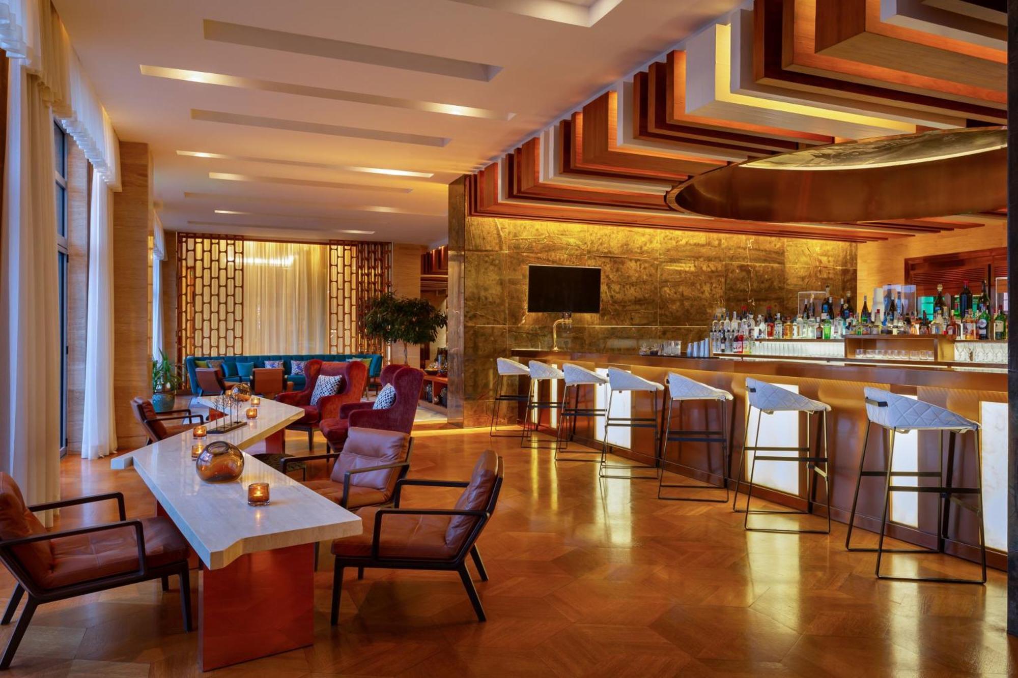 Sheraton Baku Intourist Eksteriør billede The bar at the Westin