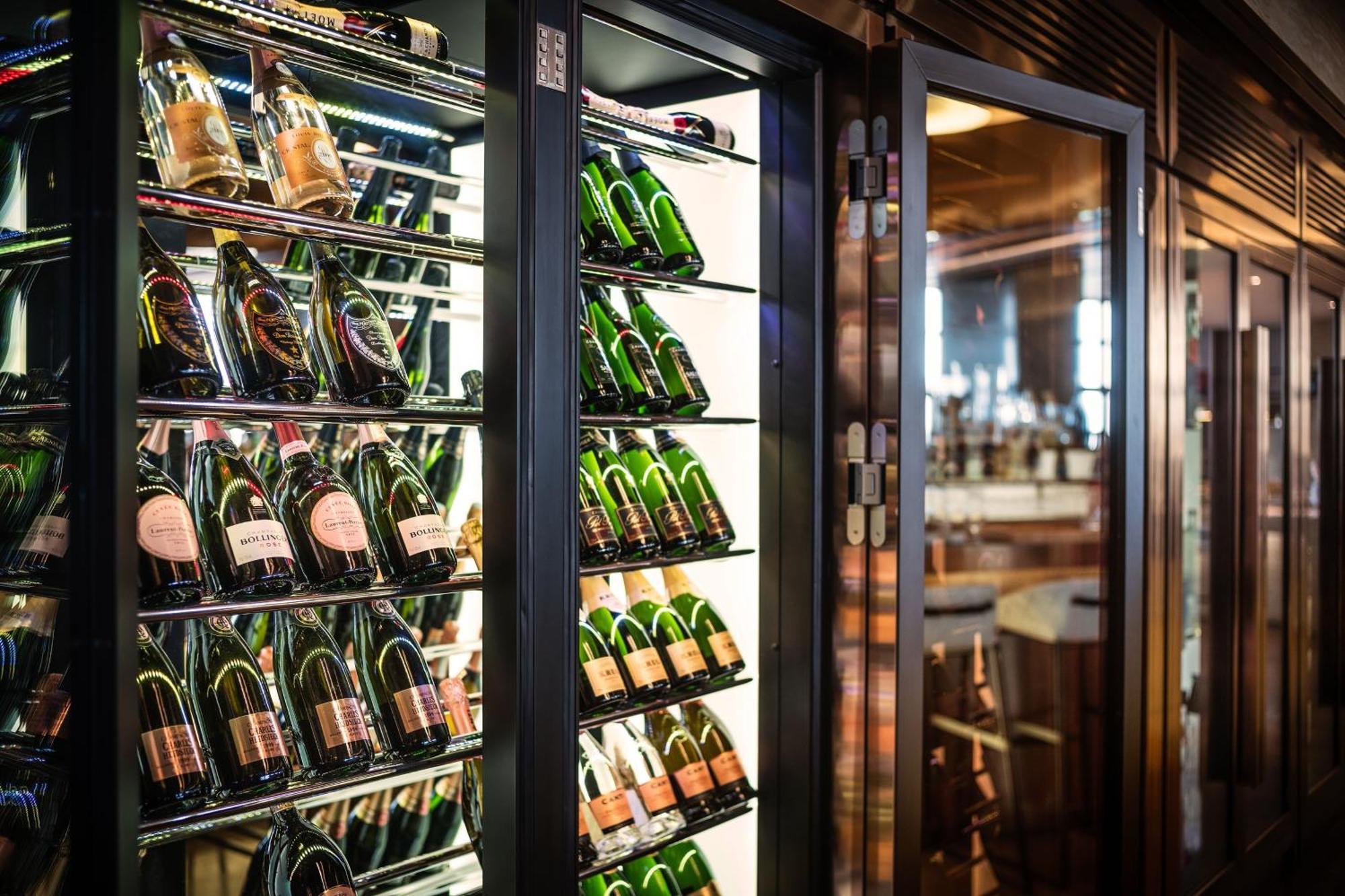 Sheraton Baku Intourist Eksteriør billede Wine cooler
