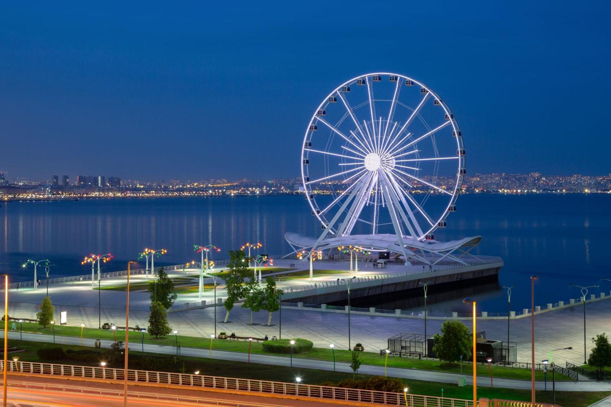 Sheraton Baku Intourist Eksteriør billede The Ferris wheel at the park