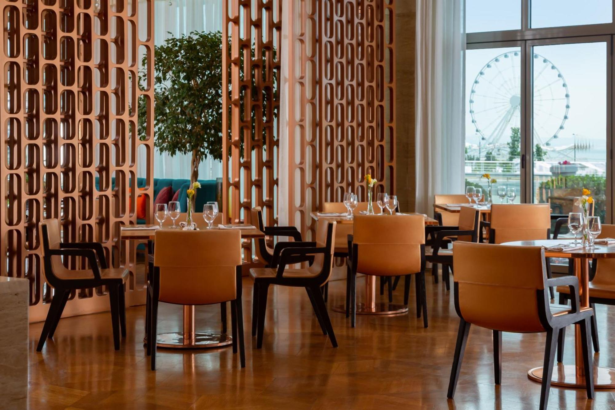 Sheraton Baku Intourist Eksteriør billede Restaurant