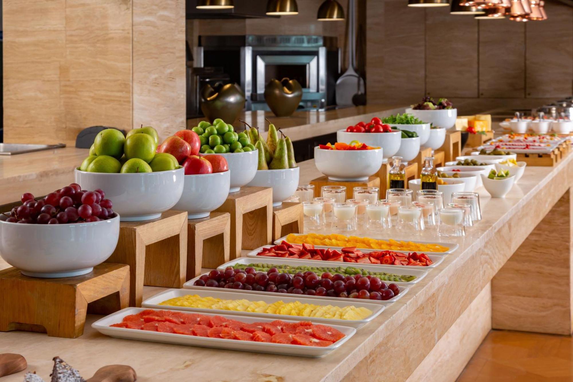 Sheraton Baku Intourist Eksteriør billede A fruit salad bar
