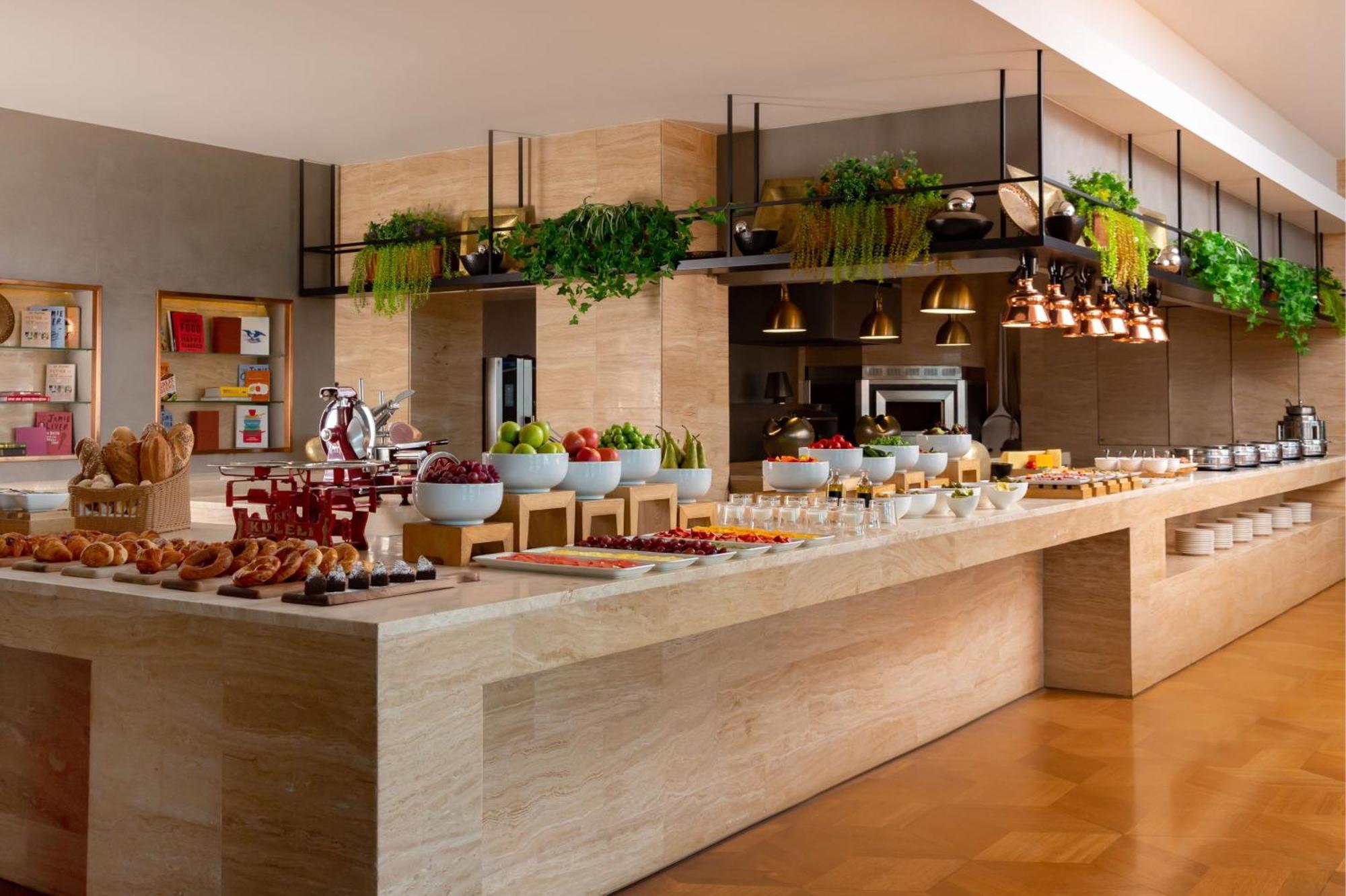 Sheraton Baku Intourist Eksteriør billede The buffet at the hotel
