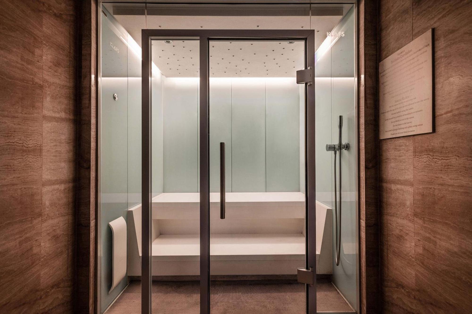 Sheraton Baku Intourist Eksteriør billede A shower with a shower tray