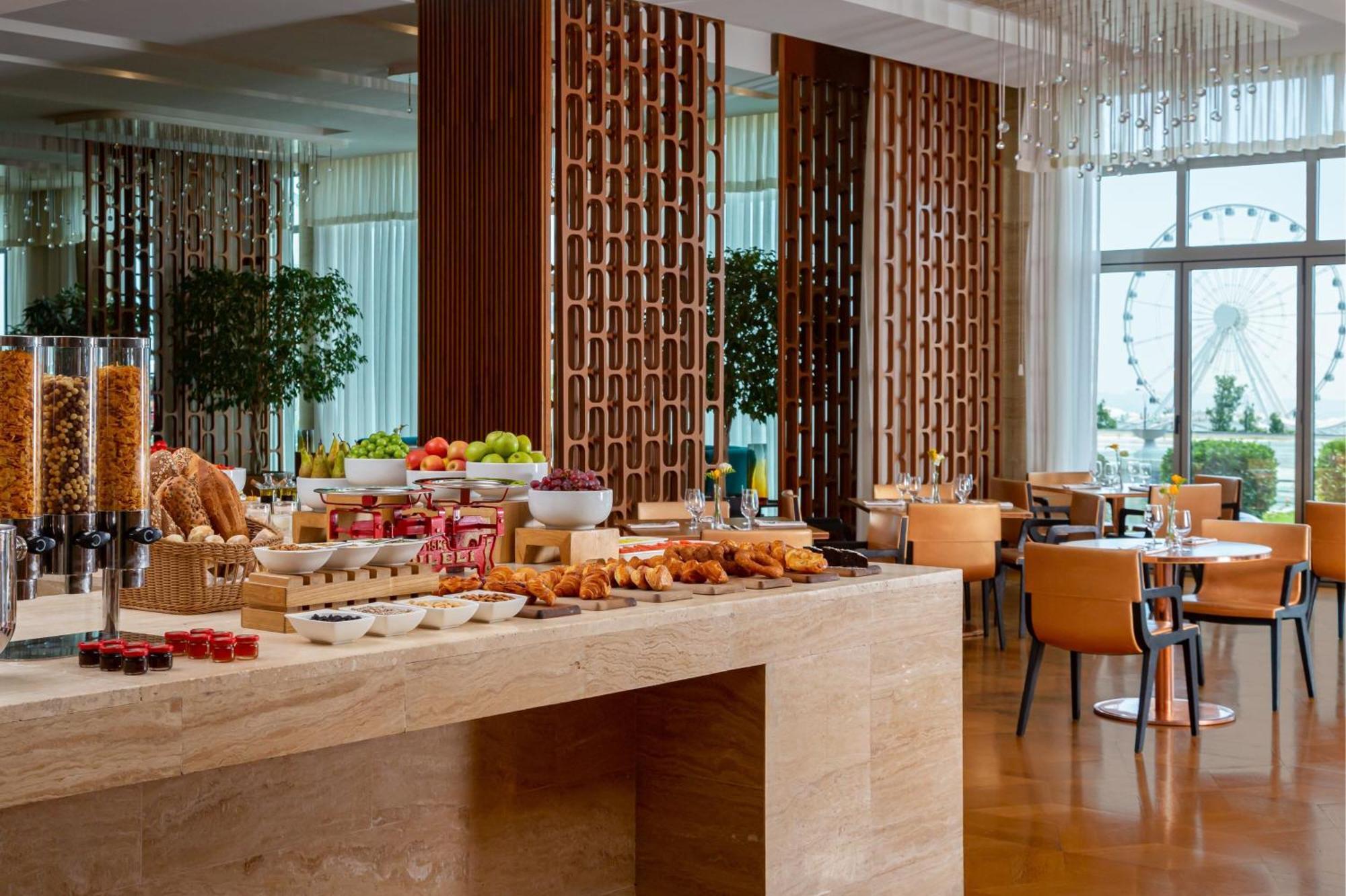 Sheraton Baku Intourist Eksteriør billede The Lounge at the airport