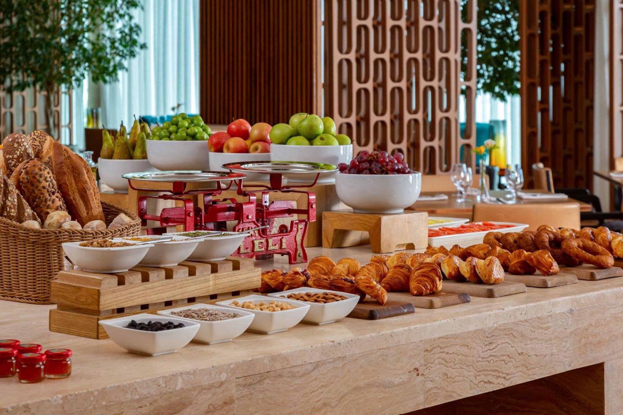 Sheraton Baku Intourist Eksteriør billede A breakfast buffet at a hotel