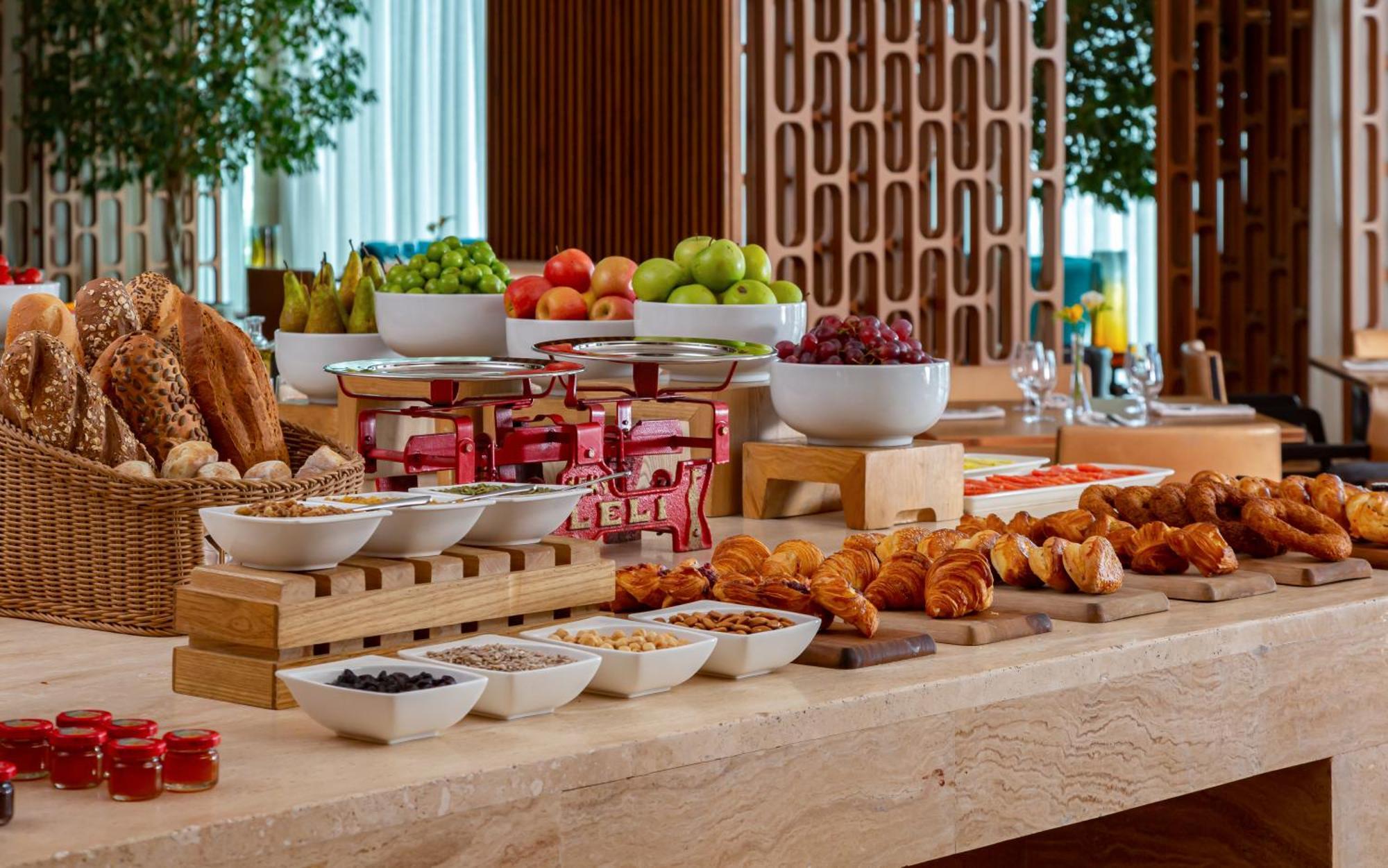Sheraton Baku Intourist Eksteriør billede A breakfast buffet