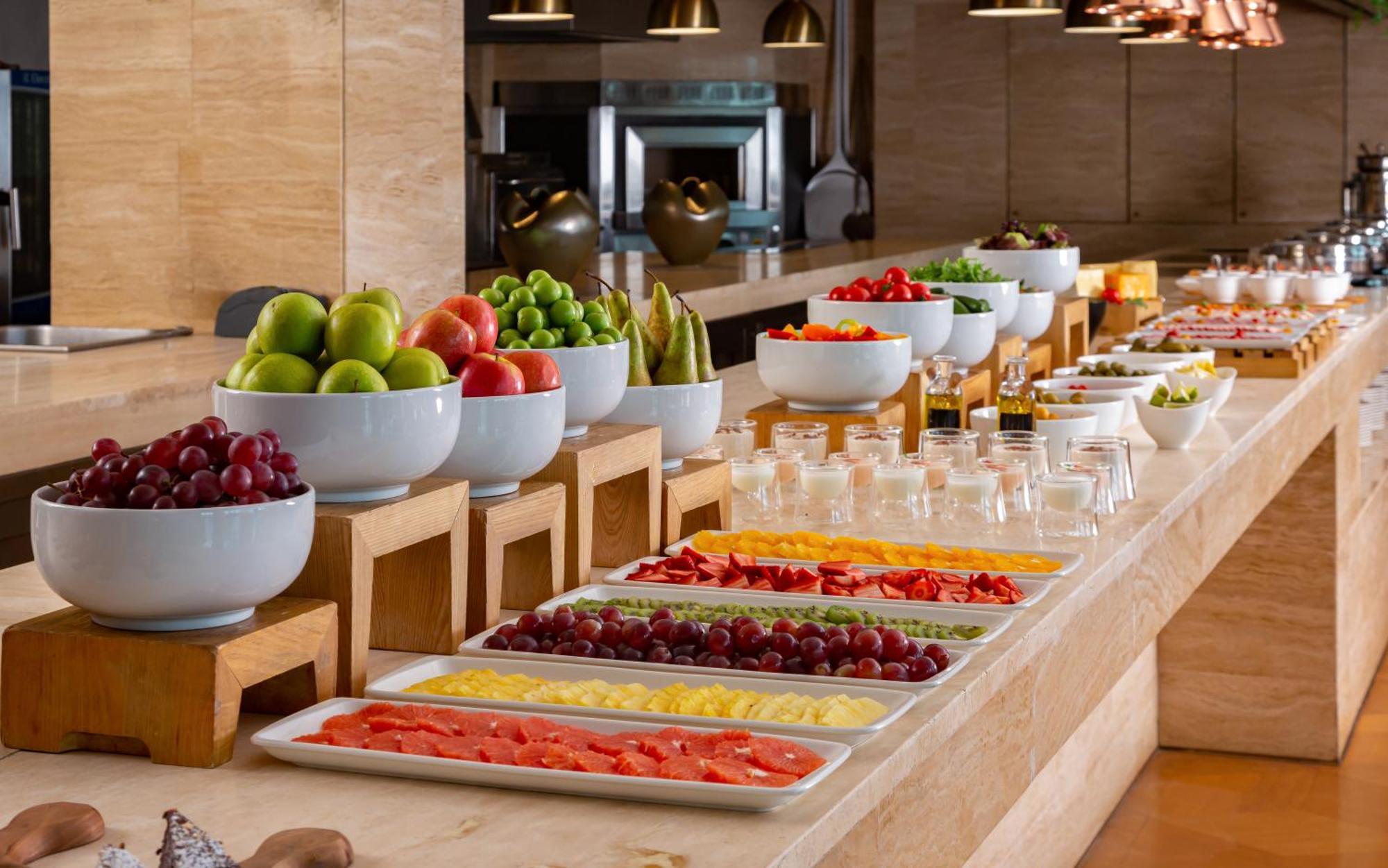 Sheraton Baku Intourist Eksteriør billede A fruit salad bar